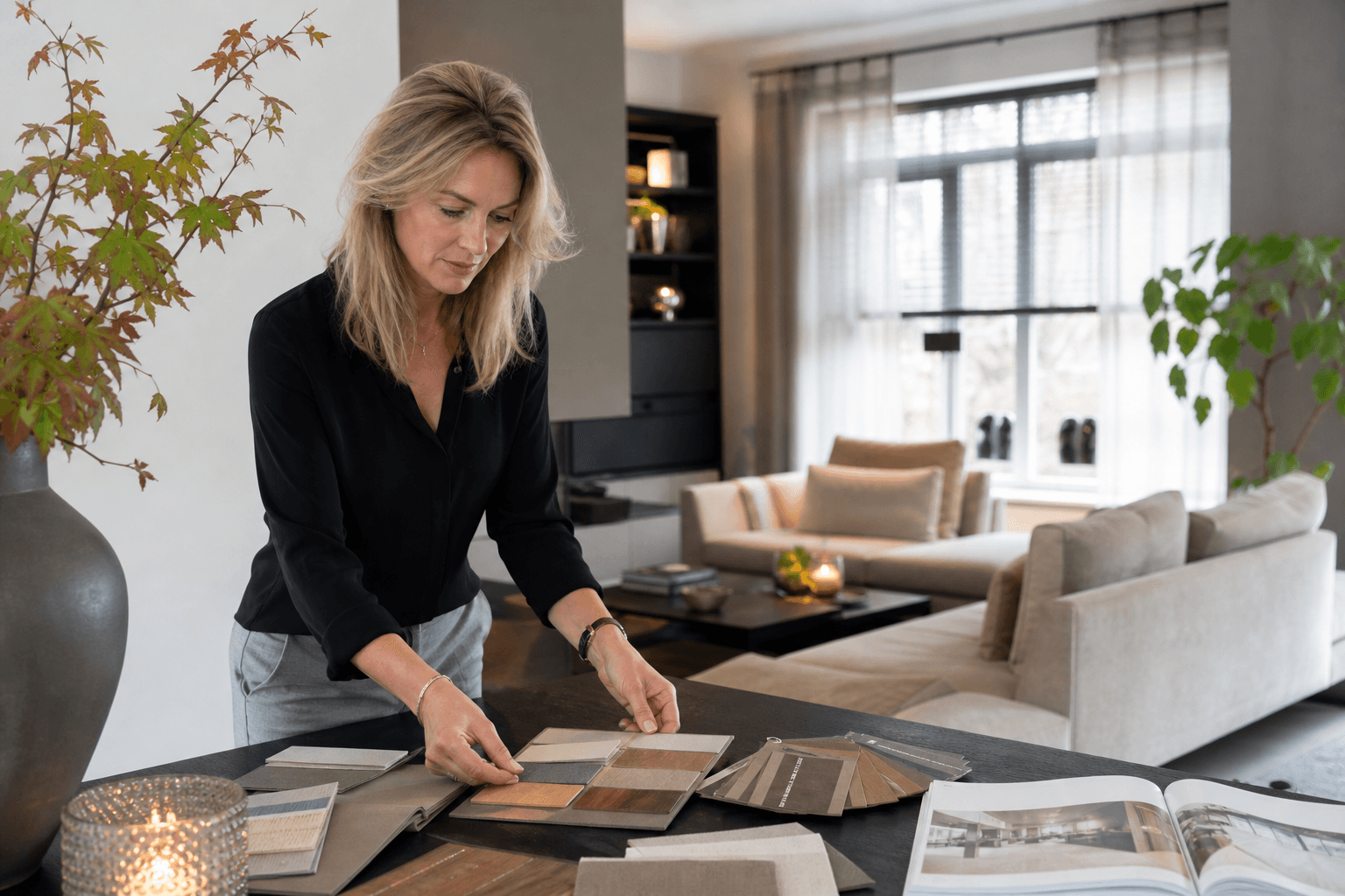 Interieur ontwerper aan het werk